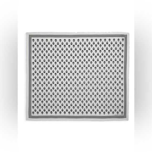 Alexander McQueen scarf in fabric with Skull print - Picture 2 of 15